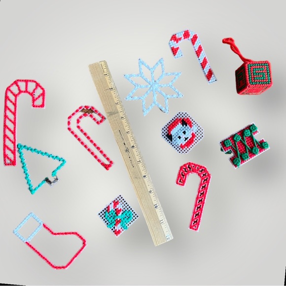 Vintage Needlepoint Plastic Canvas - Large Lot of Christmas pieces/pattern - Picture 4 of 16